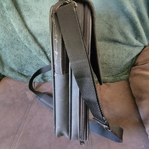 Icon TechGear Medium Bag Case Laptop Black Shoulder Strap Padded - Picture 3 of 10